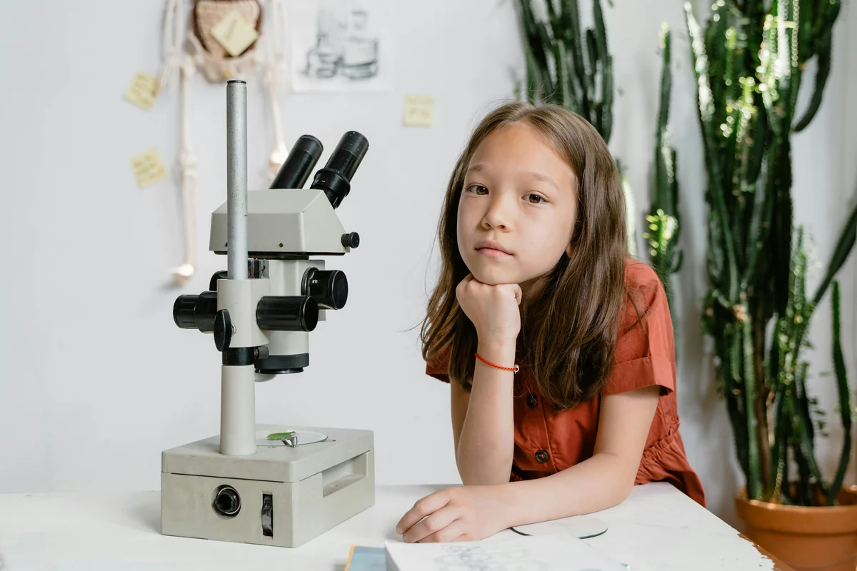 Best biology curriculum for homeschool - student with microscope