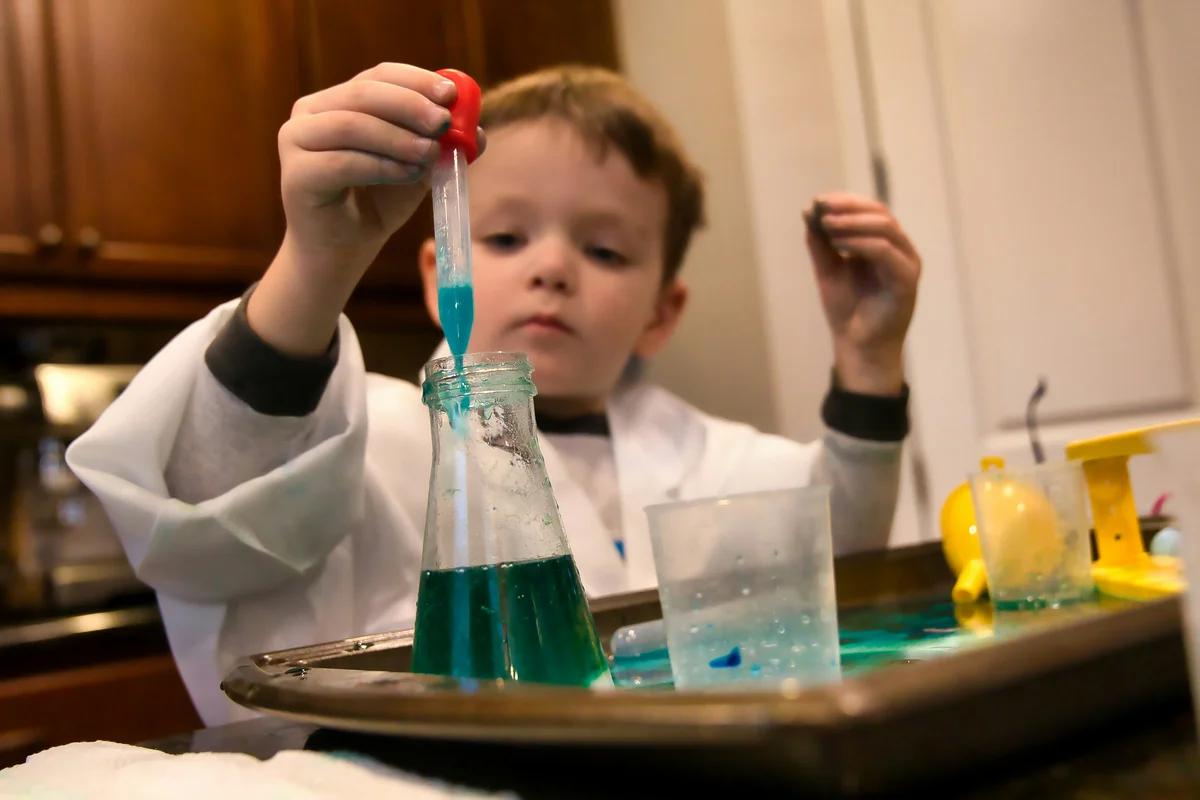 Best chemistry curriculum for homeschool - kid scientist in lab